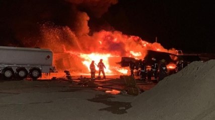 В Киеве спасатели потушили пожар на автостоянке