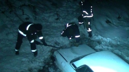 В Харькове машина с водителем утонула в замерзшей реке (Видео)