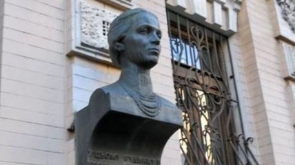 В Киеве украли бронзовый бюст Леси Украинки
