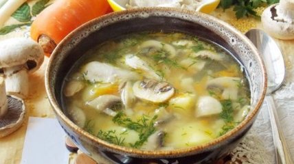 Рецепт дня: куриный суп с шампиньонами и яблоком