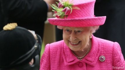 Королева Елизавета II всегда красит ногти только одним цветом 