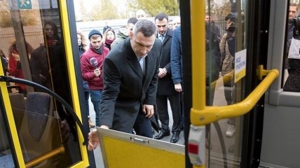 Кличко прокатился за рулем нового автобуса из Беларуси (Видео)