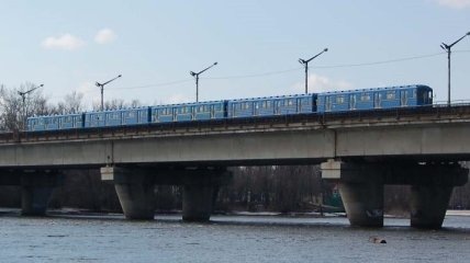 В Киеве продолжаются ремонтные работы на мосту через Русановский пролив