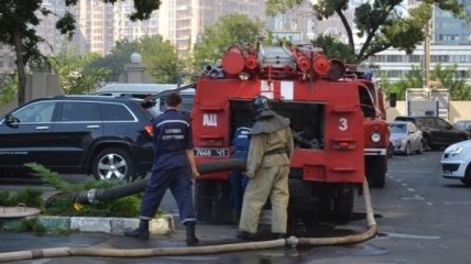 Трое спасателей пострадали во время пожара в Аркадии в Одессе