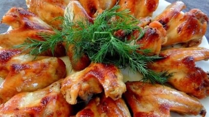 Рецепт дня: куриные крылышки гриль с соусом из баклажанов