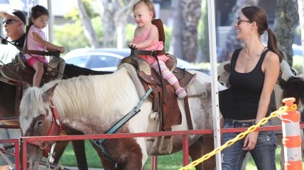 Ян Зиринг катает дочерей на лошадях (ФОТО)