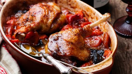 Тушеная утка с яблоками (видео)