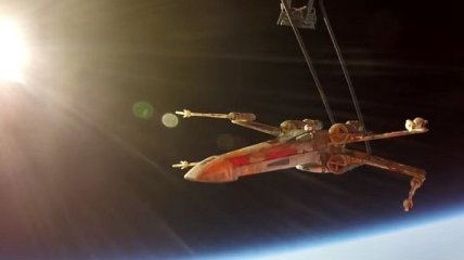Игрушечный космолет X-Wing подняли в стратосферу