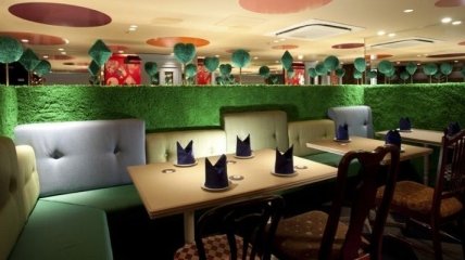 Удивительный ресторан в стиле "Алиса в стране чудес" (Фото) 
