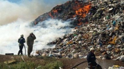 На Днепропетровщине произошел пожар на мусорном полигоне