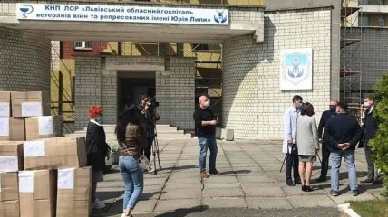 Борьба с COVID-19: Польша передала львовскому госпиталю средства защиты для медиков