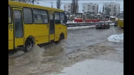 В Киеве из-за прорыва трубы "поплыла" дорога: транспорт остановился (видео)