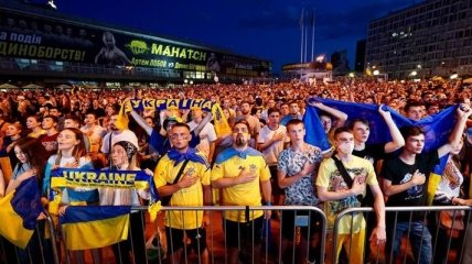 Тисячі фанів підтримали збірну в історичному матчі Євро