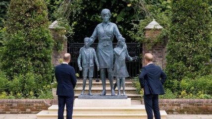 Могло бы исполниться 60 лет: принцы Уильям и Гарри открыли памятник своей погибшей матери (фото, видео)