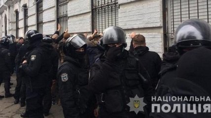 Группа лиц пыталась взять штурмом отделение полиции в Киеве