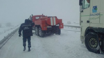 На Ривненщине спасатели достали из снега аварийную бригаду облгаза