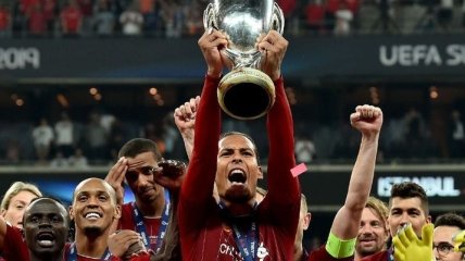 Капитан Ливерпуля "взорвал" сеть фотосессией после матча за Суперкубок УЕФА
