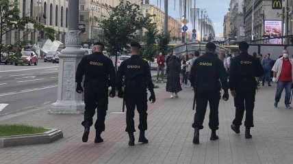 Женщины встали в "цепь солидарности" - окружил ОМОН: в центре Минска продолжаются акции