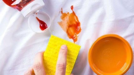 Удалить пятно от кетчупа или соуса можно подручными средствами