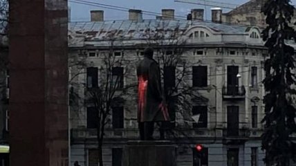 Вандалы, облившие краской памятник Бандере, попали на видео