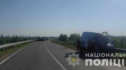 ДТП в Одесской области: буксируемый микроавтобус протаранил легковушку 