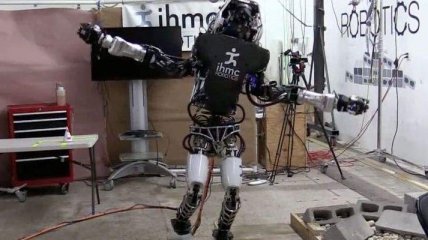 Робот Atlas научился стоять на одной ноге