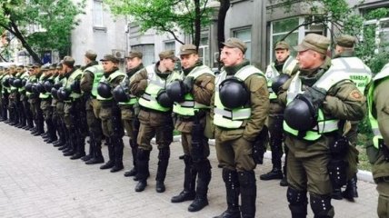 Киевская полиция заблокировала здание с офисом ОУН, активисты бросают файера (Видео)