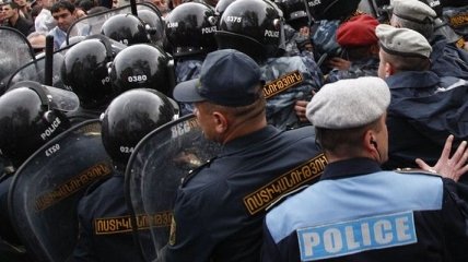 События в Ереване: в заложниках удерживают шесть полицейских