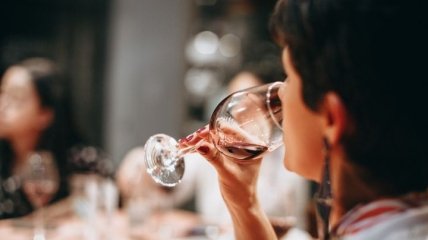 Бокальчик белого или красного никому не повредит: почему полезно пить вино