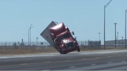 В США ветер перекинул и снес с трассы грузовик (Видео)