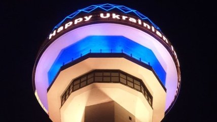 Главный символ Анкары башню Атакюле осветили в цвета Украины