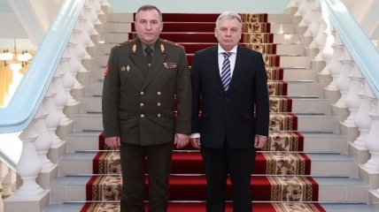 Министры обороны Украины и Беларуси обговорили вопросы международной безопасности