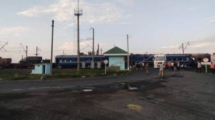 Появились фото аварии на Полтавщине, где поезд на переезде врезался в фуру