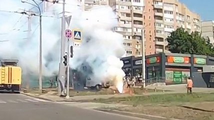 На оживленном перекрестке Харькова сквозь землю прорвался огненный столб (видео)