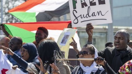Тысячи демонстрантов в Судане требуют отставки президента