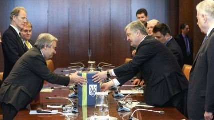 Порошенко передал генсеку ООН письма-обращения украинцев с просьбой освободить заложников РФ