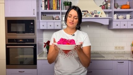 Хрустящая маринованная капуста со свеклой: победительница "Мастер Шеф" поделилась рецептом (видео)