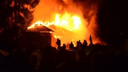 Во Львове ранены 30 военнослужащих, горит воинская часть ВВ МВД