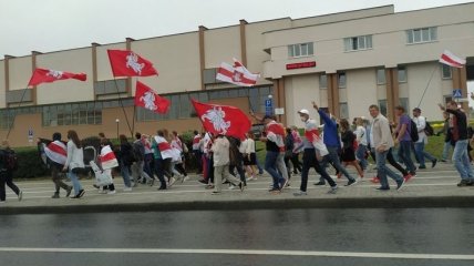 В центре столицы Беларуси: люди вышли с российскими и "георгиевскими" флагами