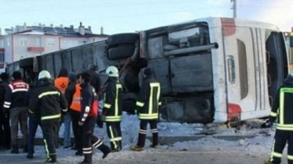 В Турции перевернулся школьный автобус, есть жертвы