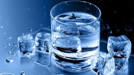 Ученые объяснили, почему опасно запивать еду холодной водой