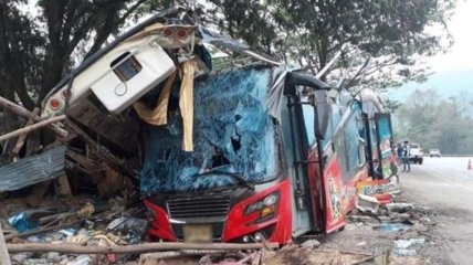 В Таиланде двухэтажный автобус столкнулся с грузовиком, есть погибшие и раненые