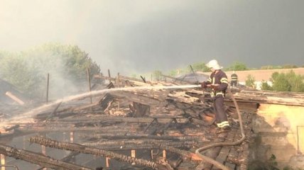 На Хмельтнитчине молния попала в ферму: пожар тушили почти два часа