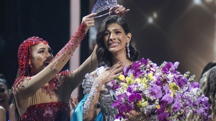 Обладательница "Мисс Вселенная 2022" Р'Бонни Габриэль передает корону Шейннис Паласиос
