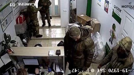 Російські бойовики у поштовому відділенні Мозиря (РБ)