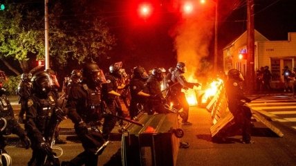 Протесты в Портленде: демонстранты пустили в ход камни и фейерверки, полиция ответила слезоточивым газом (Видео)
