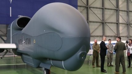 НАТО получило пару новейших беспилотников RQ-4D (Видео)