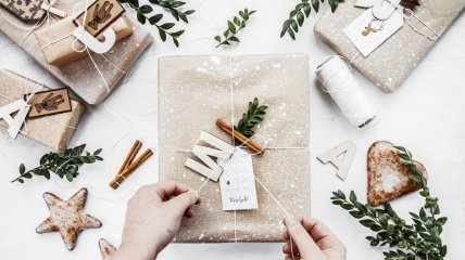 Как красиво упаковать подарок в бумагу на Новый год: пошаговая схема, фото, видео