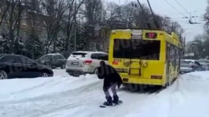 В Киеве "сноубордист" устроил экстремальную поездку на автобусе (видео)