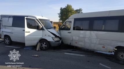 В аварии разбились два микроавтобуса, один из которых был пассажирским